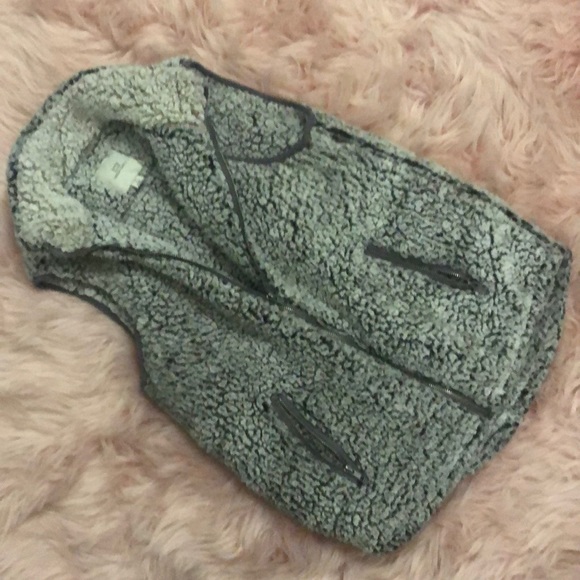 Cozy, thick, warm SHERPA vest. - Picture 2 of 4